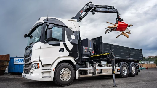 Hiab: Ett strategiskt partnerskap som driver elektrifiering inom lastning och lossning