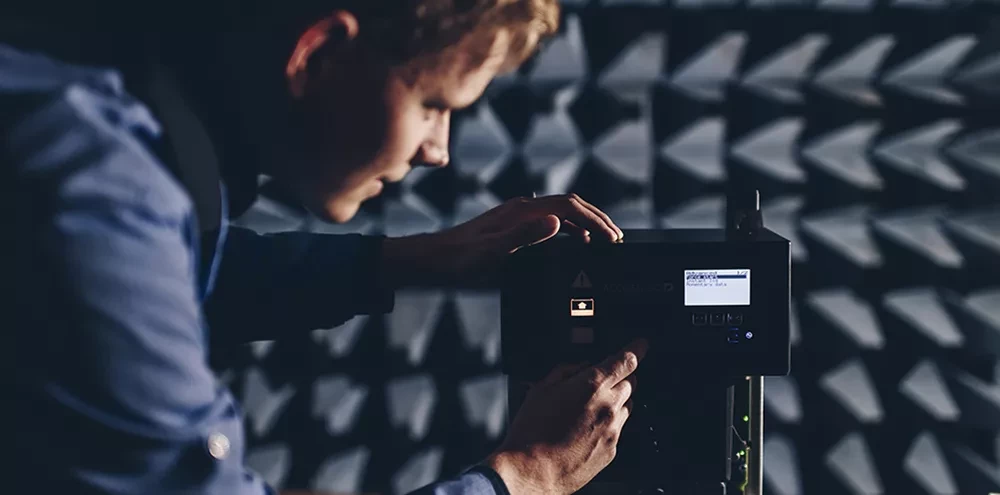 En man kontrollera en Laddare från Micropower