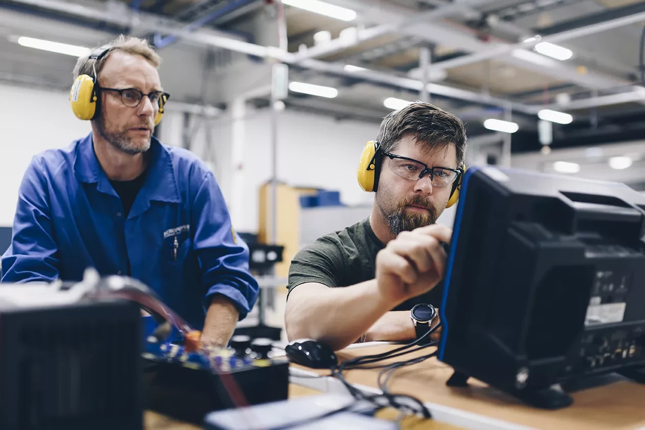 Elektroingenjörer på FoU-avdelningen på Micropower arbetar med ett forskningsprojekt