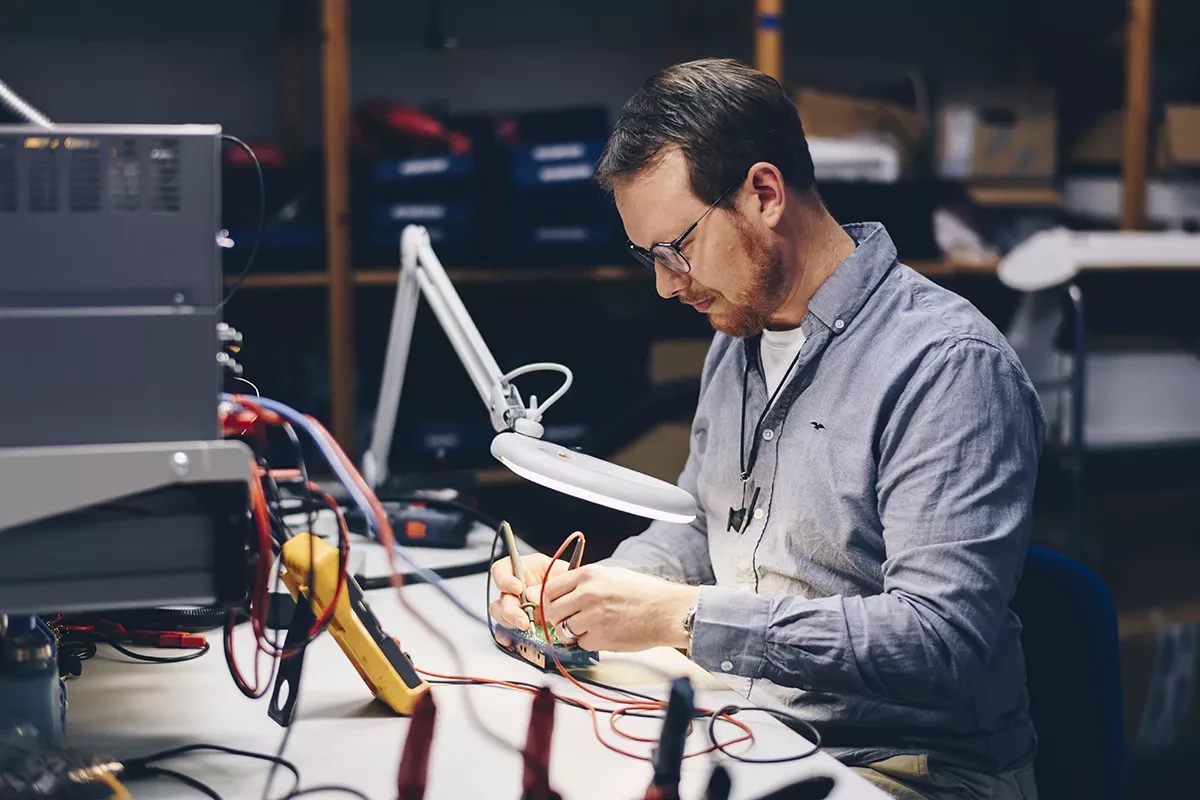 En elektriker som bygger en anpassad plattform.