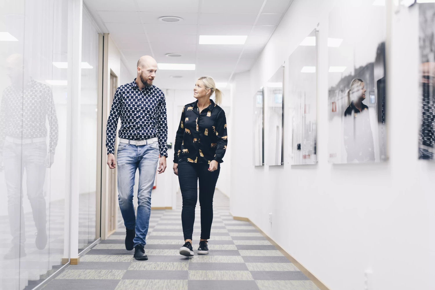 Två medarbetare går tillsammans i en korridor på Micropower