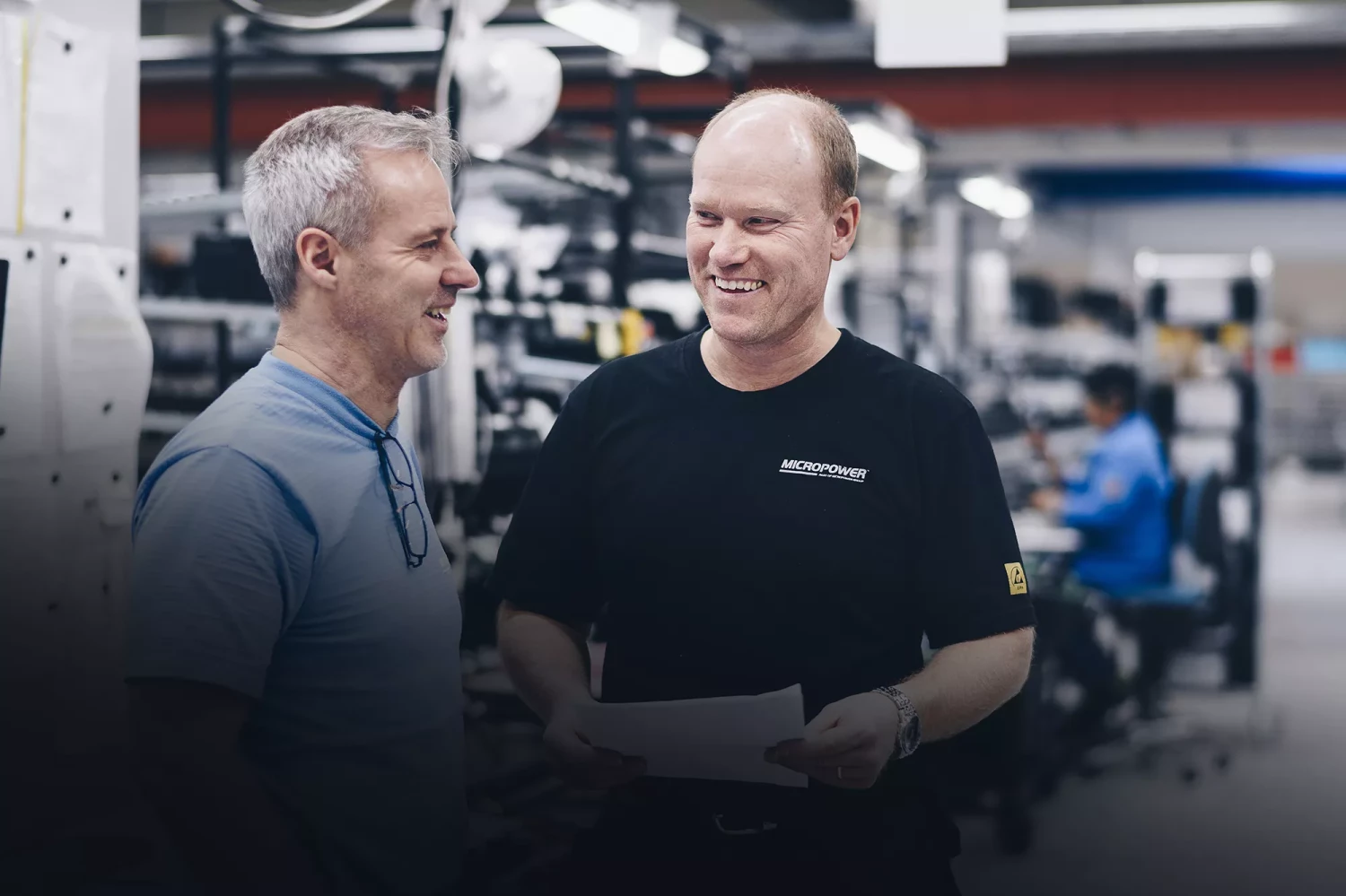 Två glada produktionstekniker i Micropowers fabrik