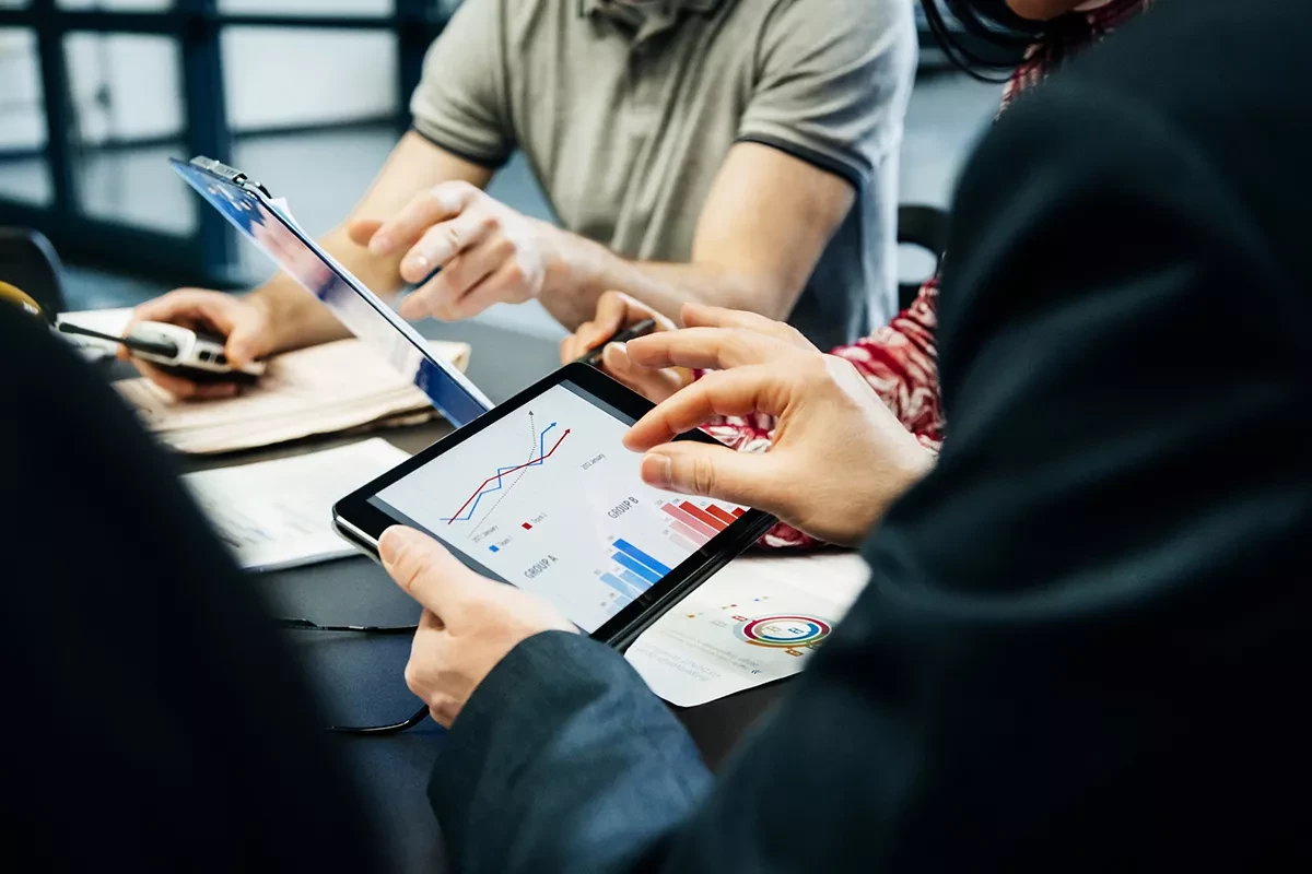 Grupp anställda på Micropower i möte med surfplattor