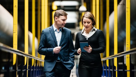 Två anställda på micropower diskuterar i fabriken