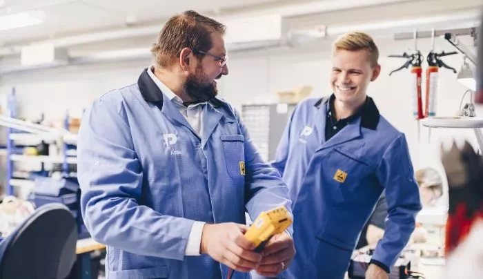 Två medarbetare på micropower diskutera i fabriken på Micropower
