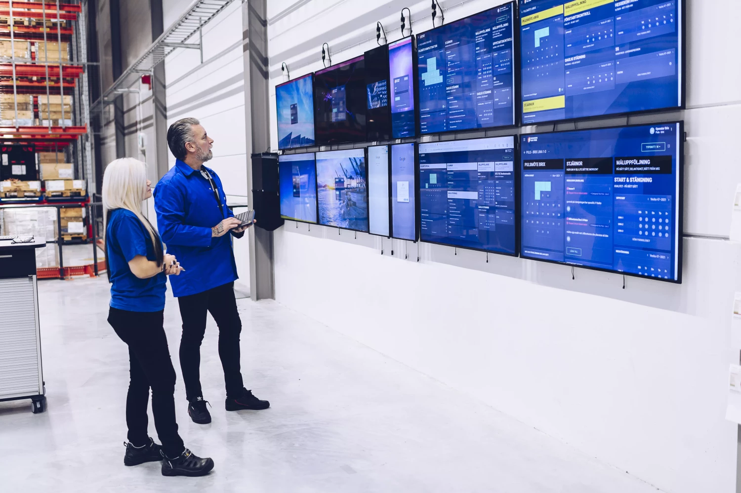 Två operatörer vid bildskärmar med mjukvarusystem
