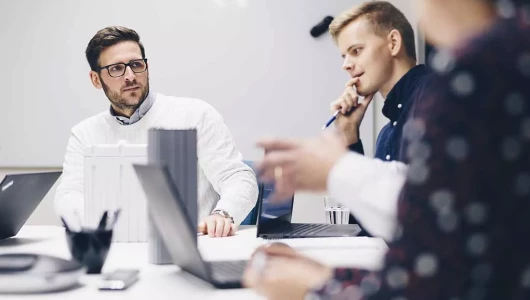 Grupp medarbetare på Micropower i möte med BRIX