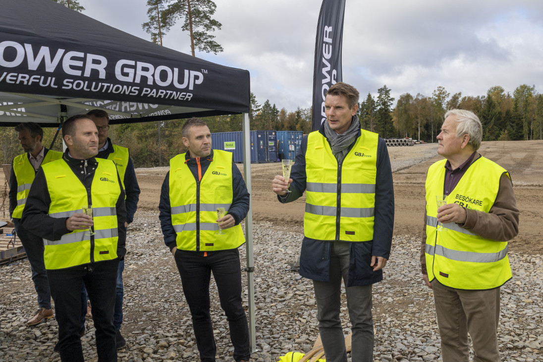 Group of people with yellow vests toasts