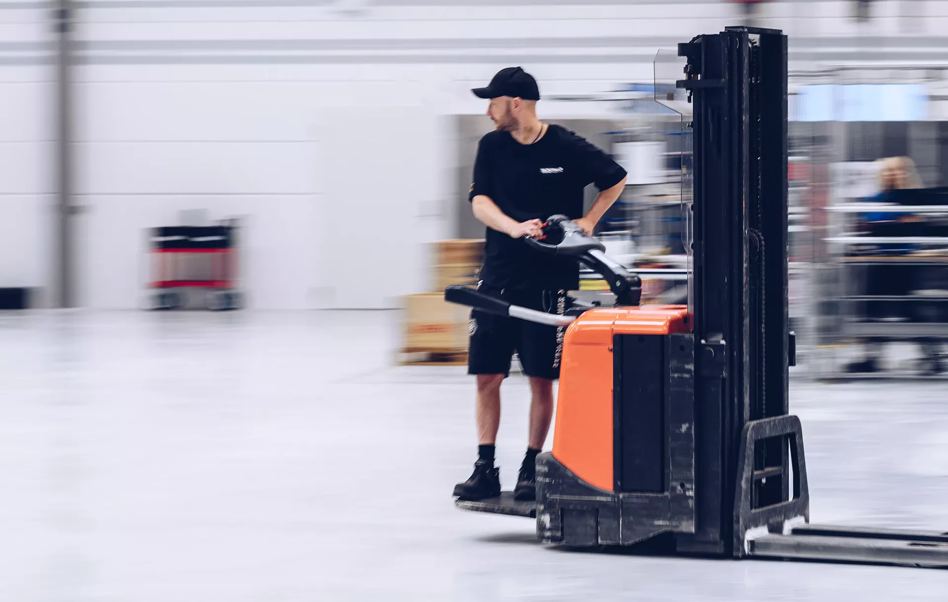 En medarbetare på Micropower kör en gaffeltruck