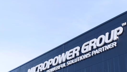 Micropower Groups logo på litiumjonfabriken